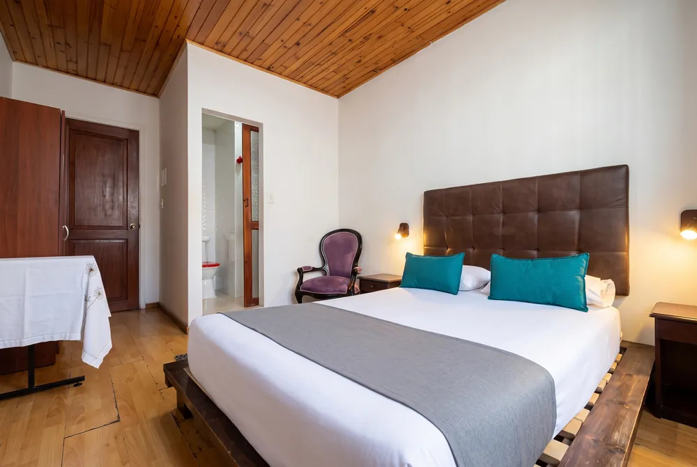 Habitación con techo en madera