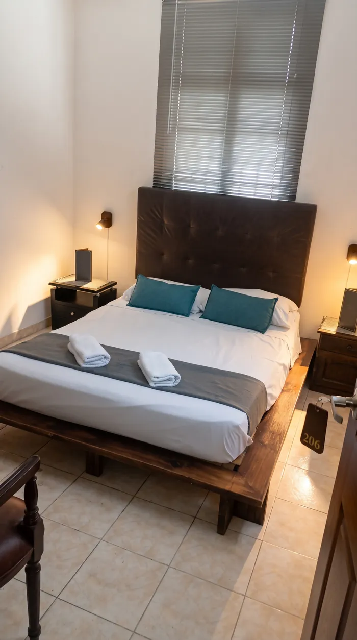 Habitación con techo alto y persiana