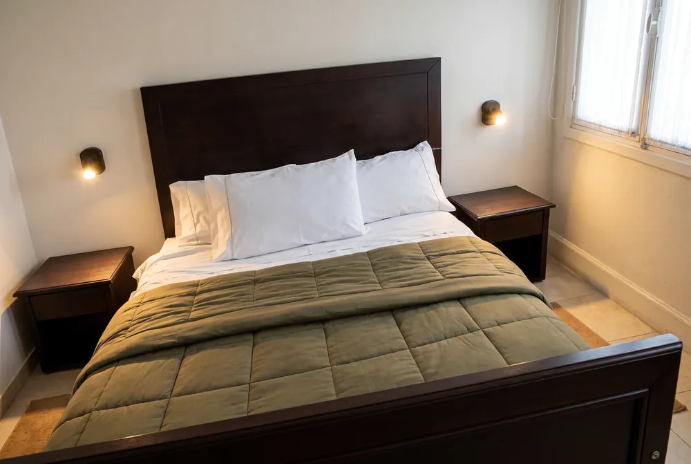Habitación con cabecero alto